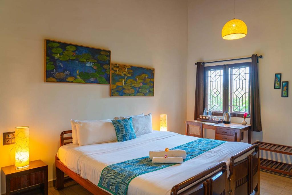 Ένα ή περισσότερα κρεβάτια σε δωμάτιο στο StayVista at Firefly By The River with Breakfast