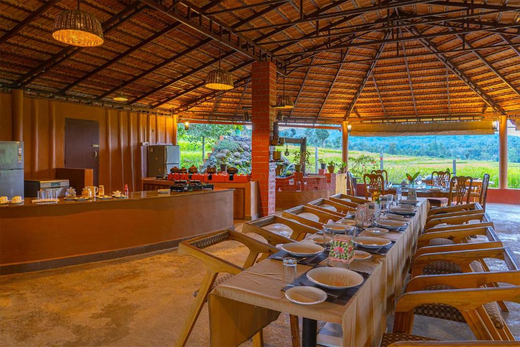 Εστιατόριο ή άλλο μέρος για φαγητό στο StayVista at Firefly By The River with Breakfast
