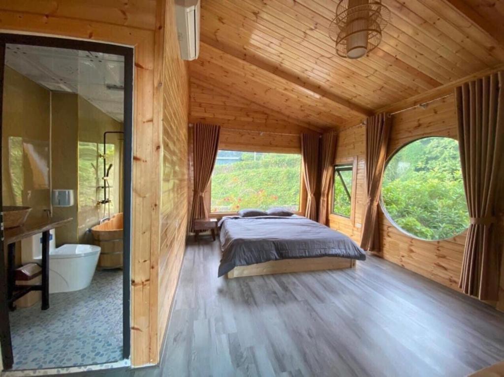 um quarto com uma cama e uma grande janela em Sunset Villa Tam Dao - Venuestay em Vĩnh Phúc