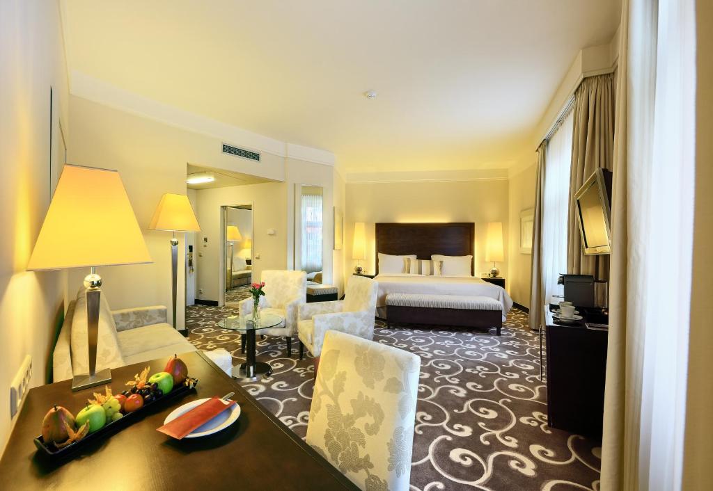 Postel nebo postele na pokoji v ubytování Grand Hotel Bohemia