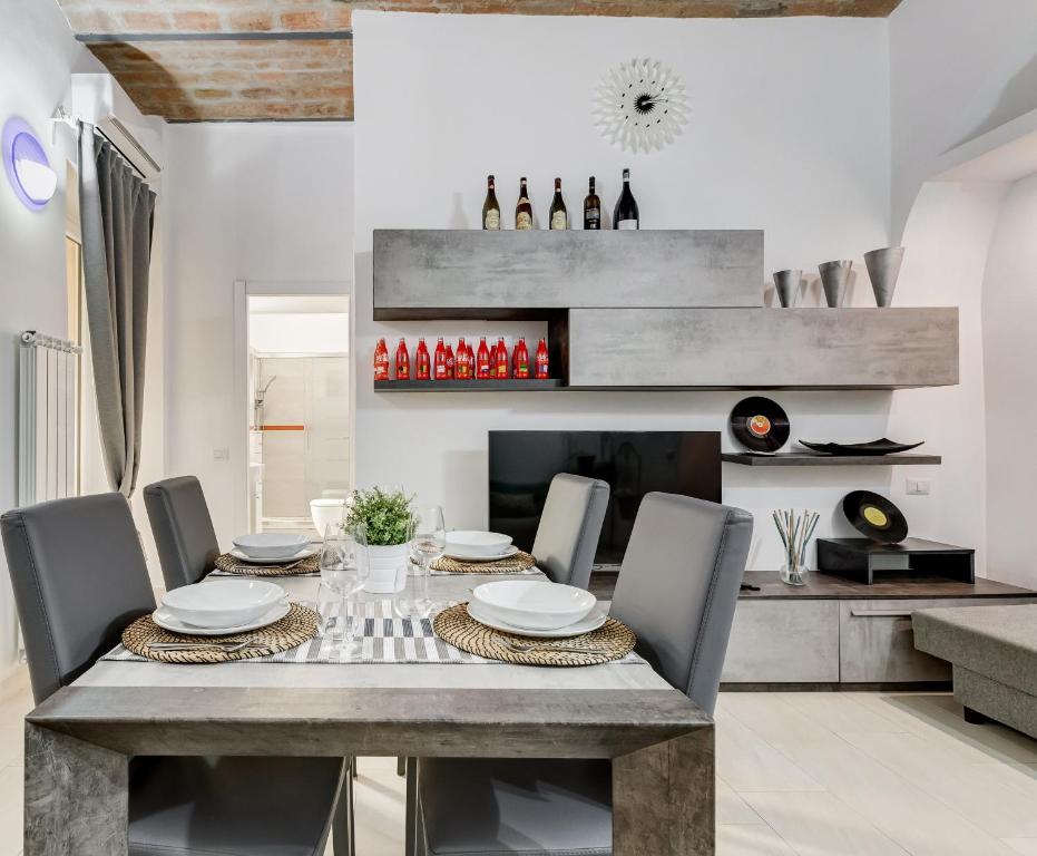 a dining room with a table and chairs at Cosy Apartment- Colosseum- Termini Railway in Rome