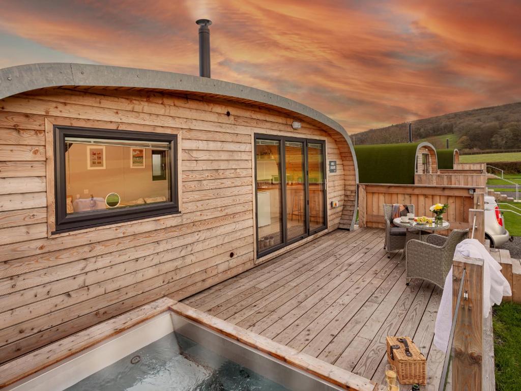 een huis met een terras met een hot tub bij Middle Longlands in Cartmel