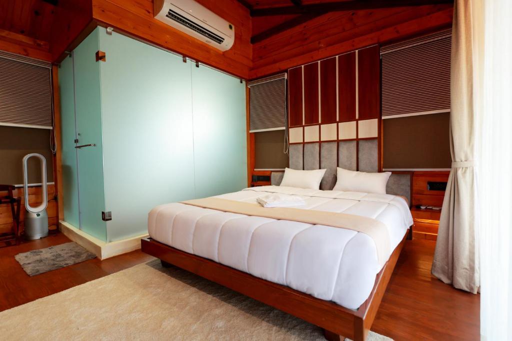Postel nebo postele na pokoji v ubytování Wooden ECR Sea Resort