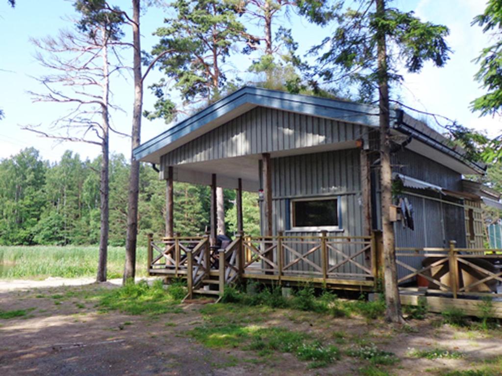 mały domek w lesie z drzewami w obiekcie Villa Björn with Sauna w mieście Hitis