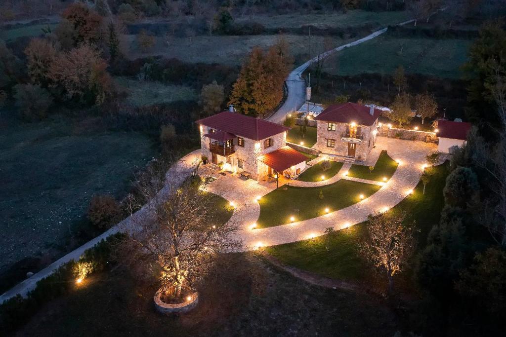 uma vista aérea de uma grande casa com luzes em Villa MYLOS Kalavrita em Kalavrita