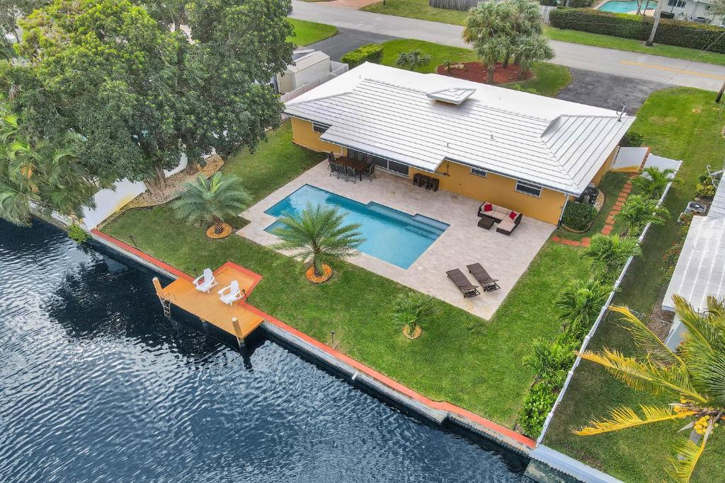 una vista aérea de una casa con piscina en New! Waterfront Heated Pool & Jacuzzi 2 mi to Beach - Fishing Pier Relaxing SPA & Hammock en Fort Lauderdale