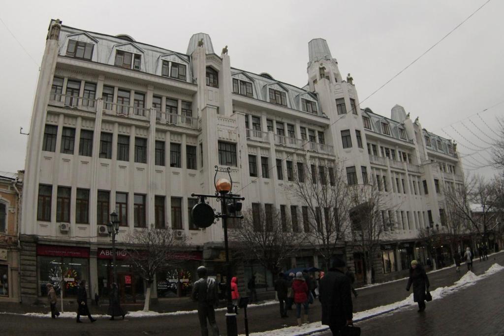 サラトフにあるVolga Hotelの白い大きな建物