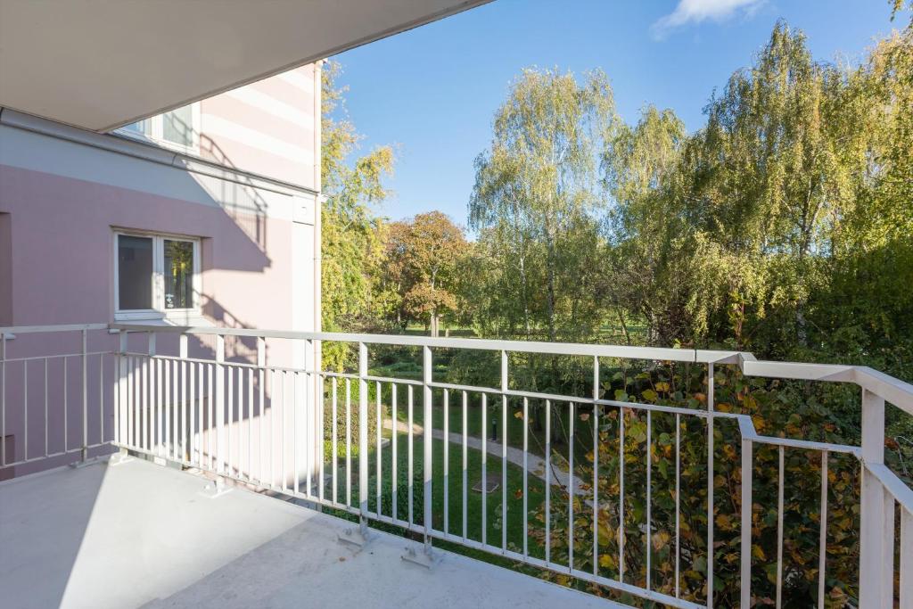 La Nuit en Rose - 3 chambres - Balcon - Three-Bedroom Apartment