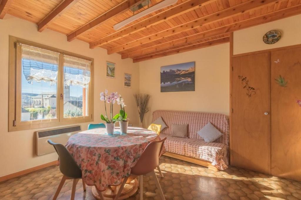 sala de estar con mesa y sofá en Vacances à la montagne, en Saint-Julien-en-Champsaur