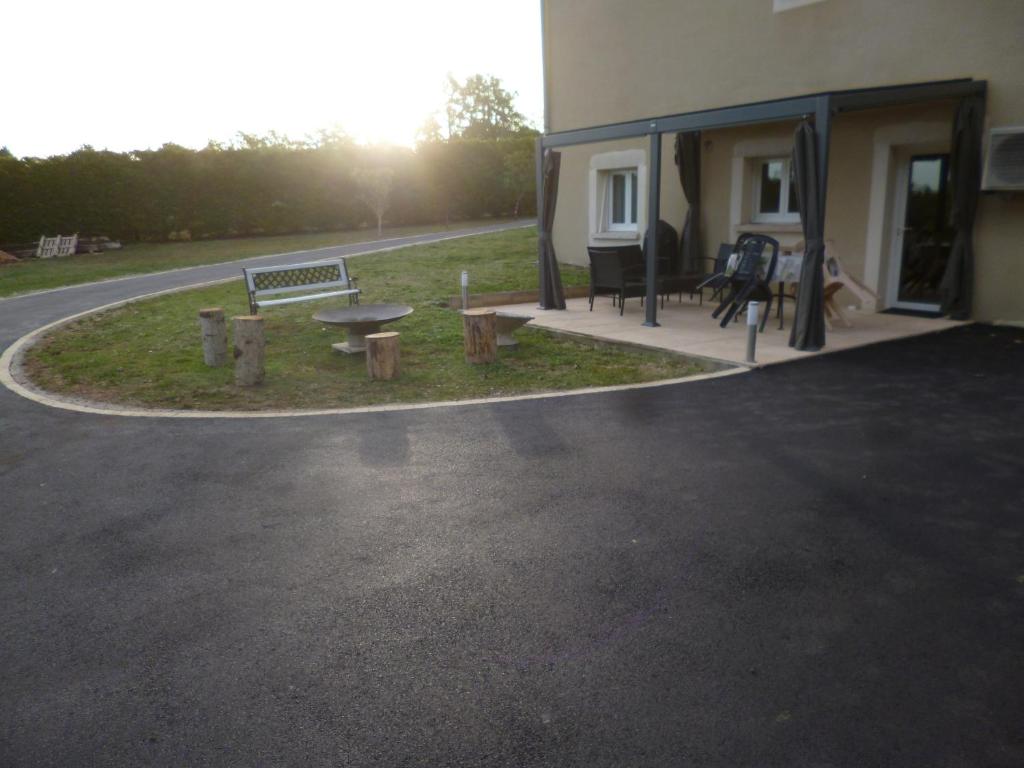 un patio con banco y mesa de picnic en Gîte à la "traverse" des chemins en Lalbenque