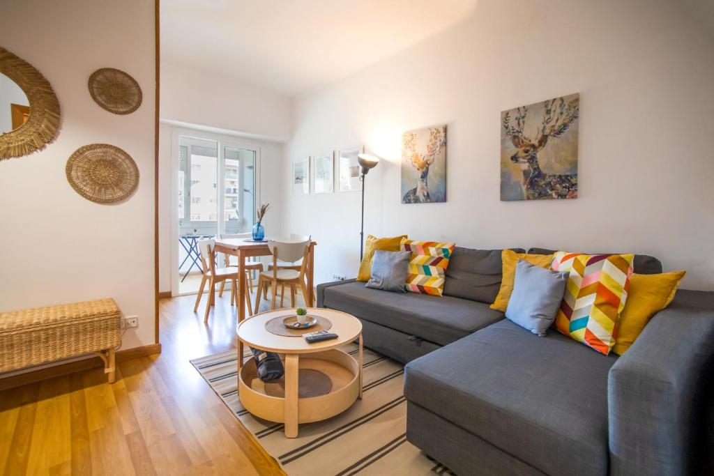ein Wohnzimmer mit einem Sofa und einem Tisch in der Unterkunft 51flo1024 -Well located apartment in Sant Antoni in Barcelona