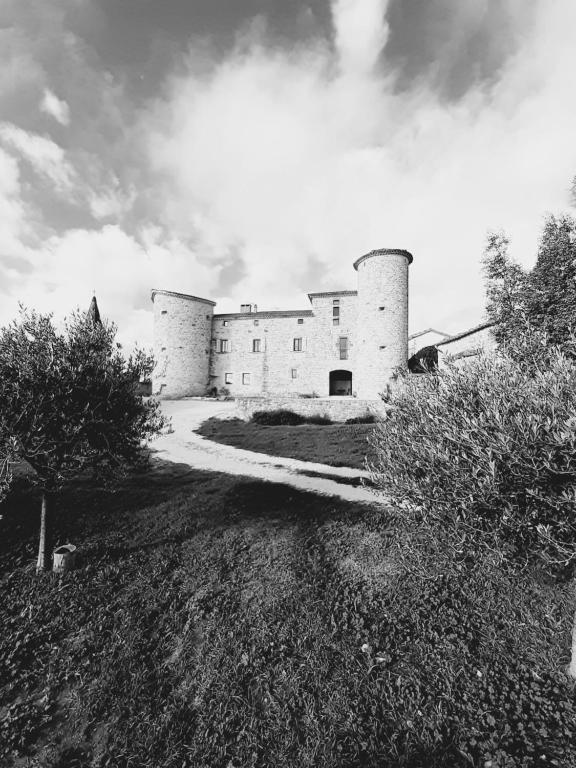 una foto en blanco y negro de un edificio con torres en coeur de famille en Bessas