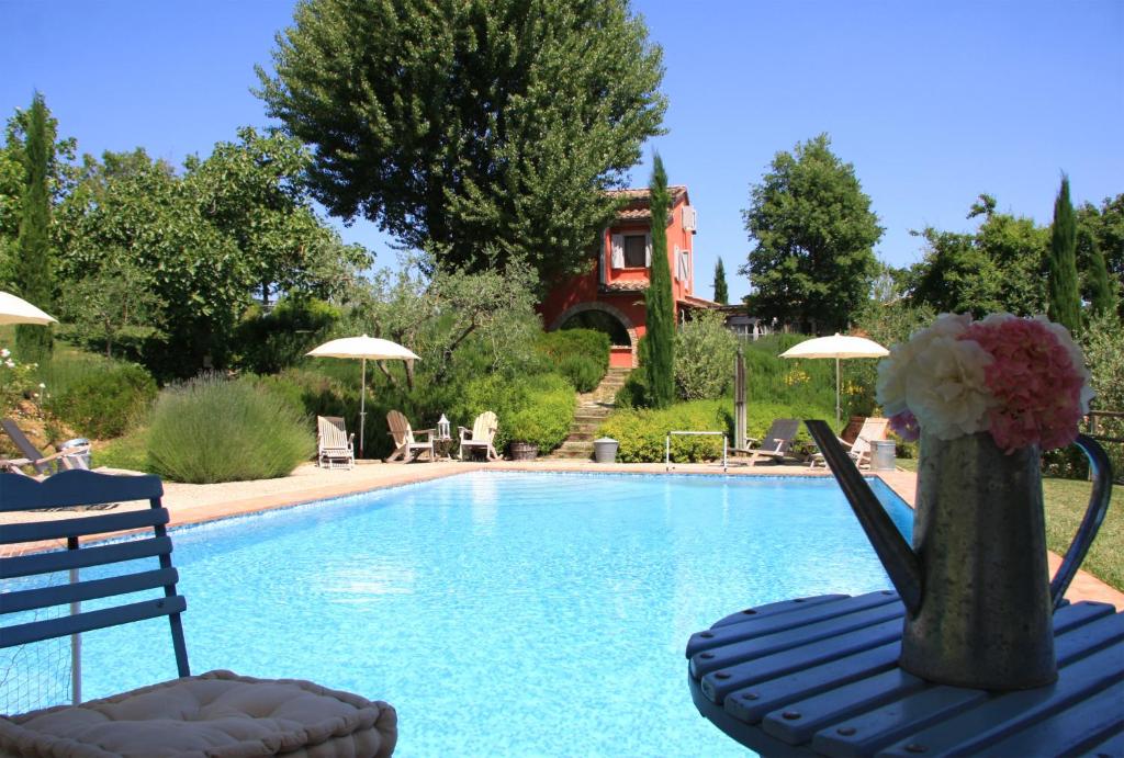 Bazén v ubytovaní Il Vecchio Milipano alebo v jeho blízkosti