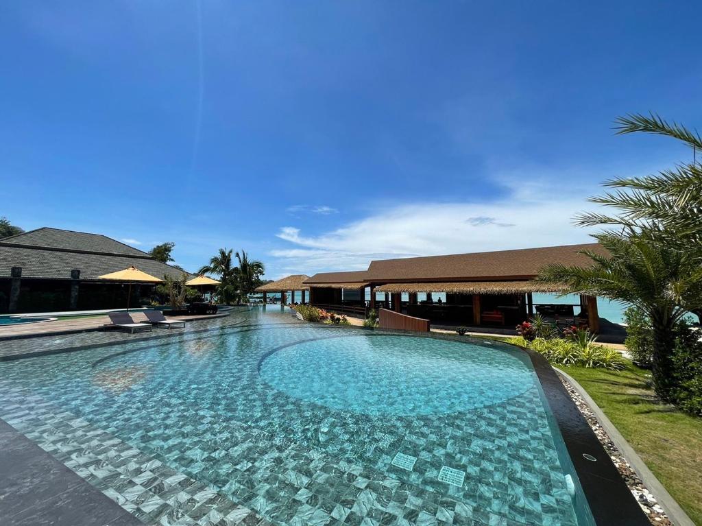 Bazén v ubytování U Rip Resort Phi Phi Hotel nebo v jeho okolí