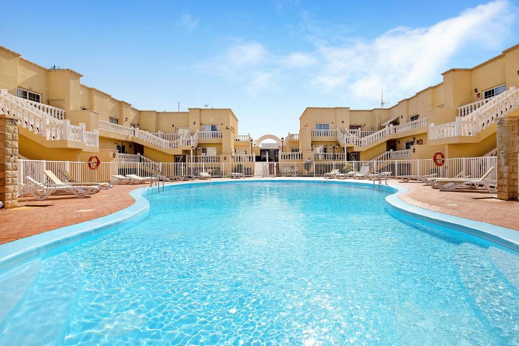 ein Schwimmbad in der Mitte eines Resorts in der Unterkunft Sol y Mar Caleta de Fuste in Caleta de Fuste
