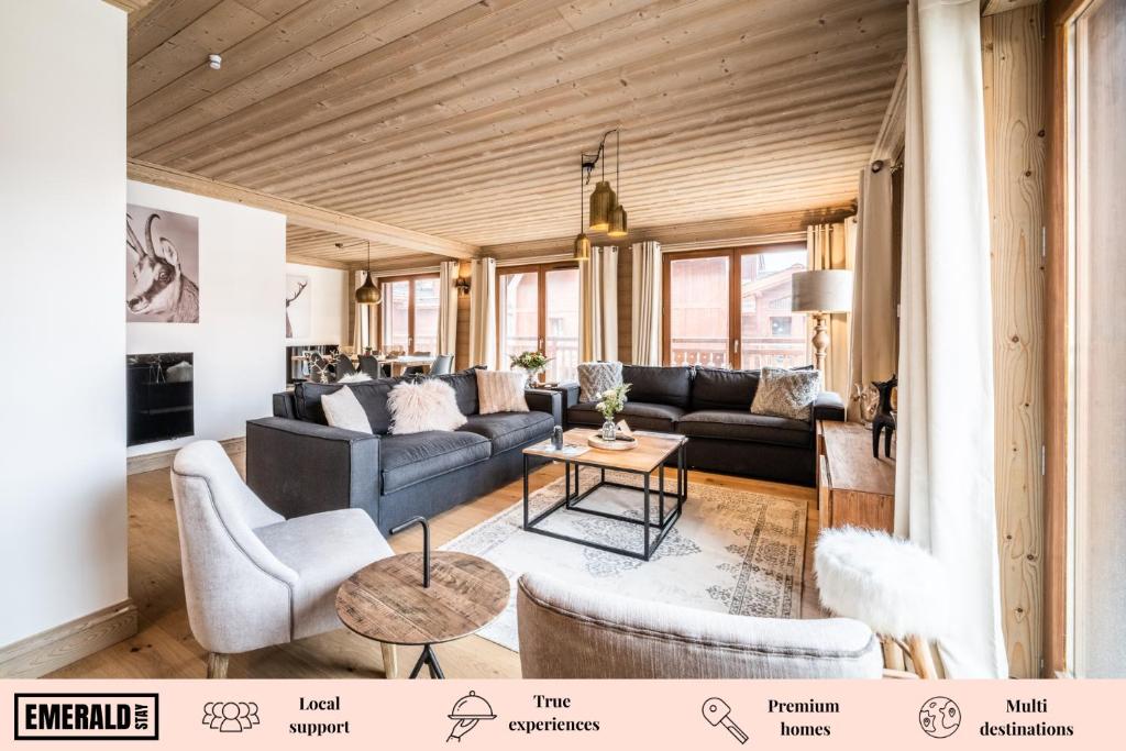 uma sala de estar com um sofá e uma mesa em Apartment Cervino Monriond Courchevel - by EMERALD STAY em Courchevel