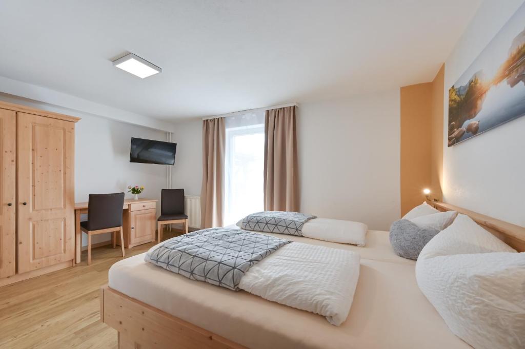 普夫龍滕的住宿－Pension Freiheit，酒店客房配有两张床和一张书桌