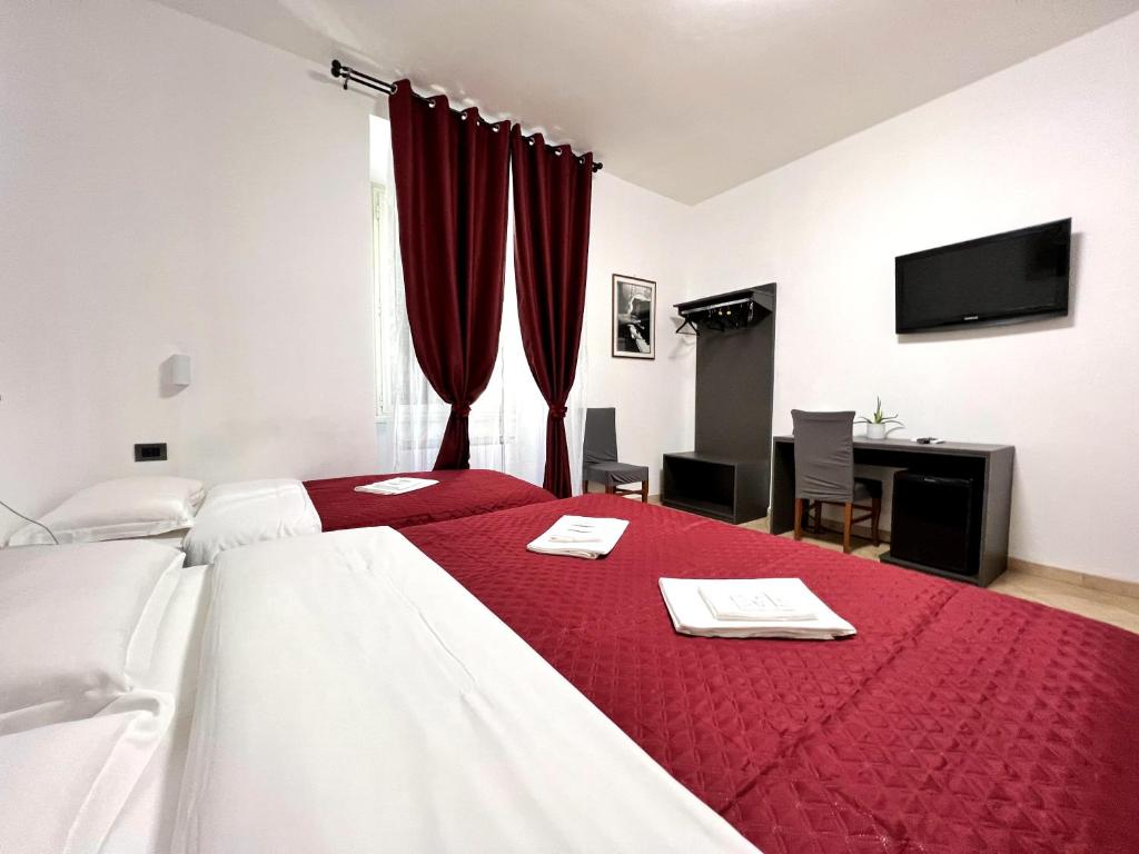 Postel nebo postele na pokoji v ubytování Hotel domus termini
