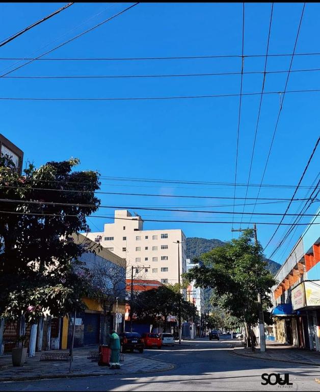 a view of a city street with buildings at Apartamento no centro, com garagem e wi-fi in Peruíbe