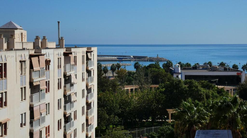 una vista de un edificio con el océano en el fondo en vivienda fines turisticos, en Málaga