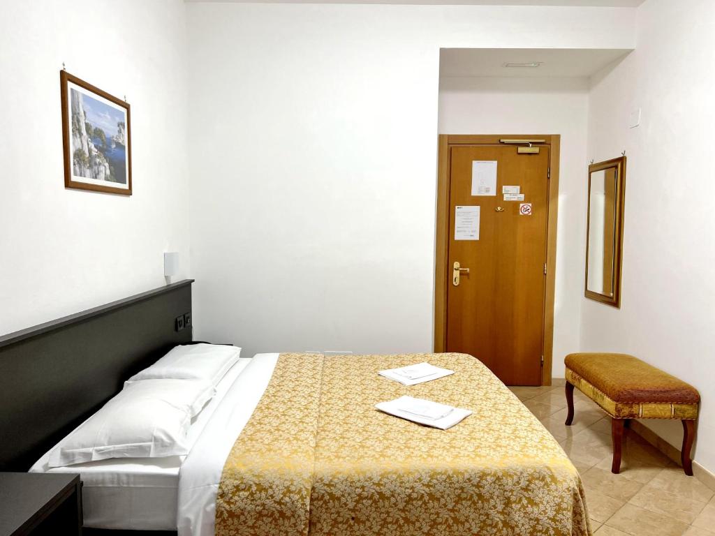 Postel nebo postele na pokoji v ubytování Hotel domus termini