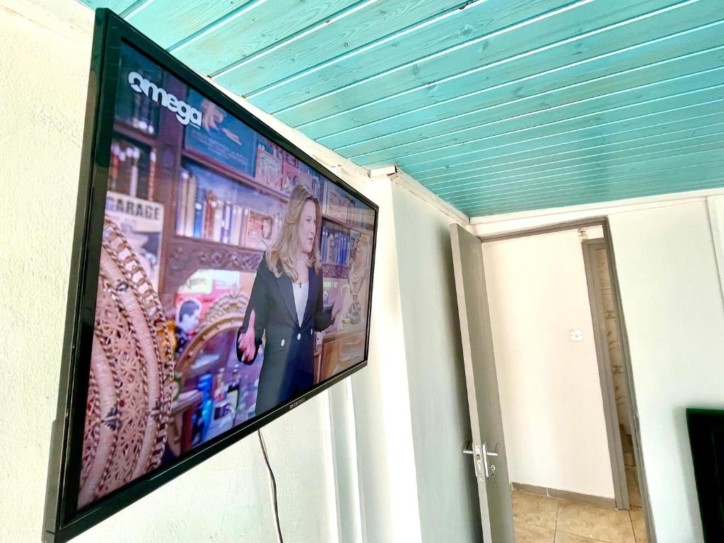 Μια τηλεόραση ή/και κέντρο ψυχαγωγίας στο Nemesis Second floor studio in downtown Nicosia
