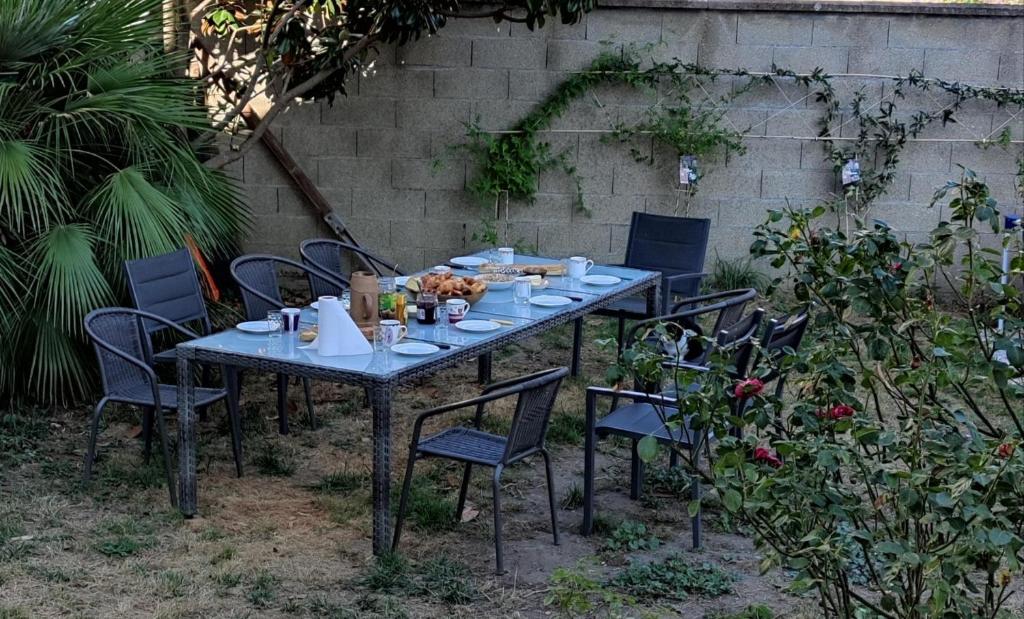 un tavolo blu con sedie e cibo sopra di Le sas de Fanny - chambres d'hôtes a Limoges