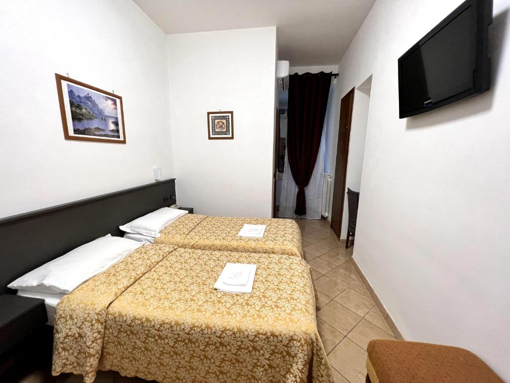 Postel nebo postele na pokoji v ubytování Hotel domus termini