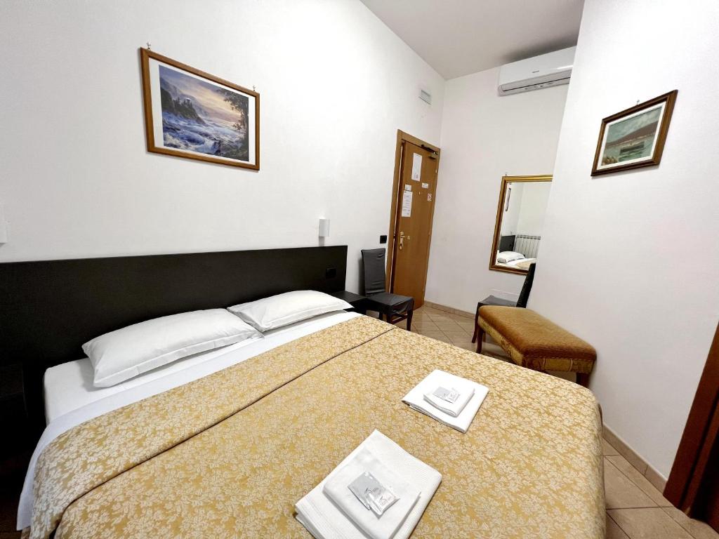 Postel nebo postele na pokoji v ubytování Hotel domus termini