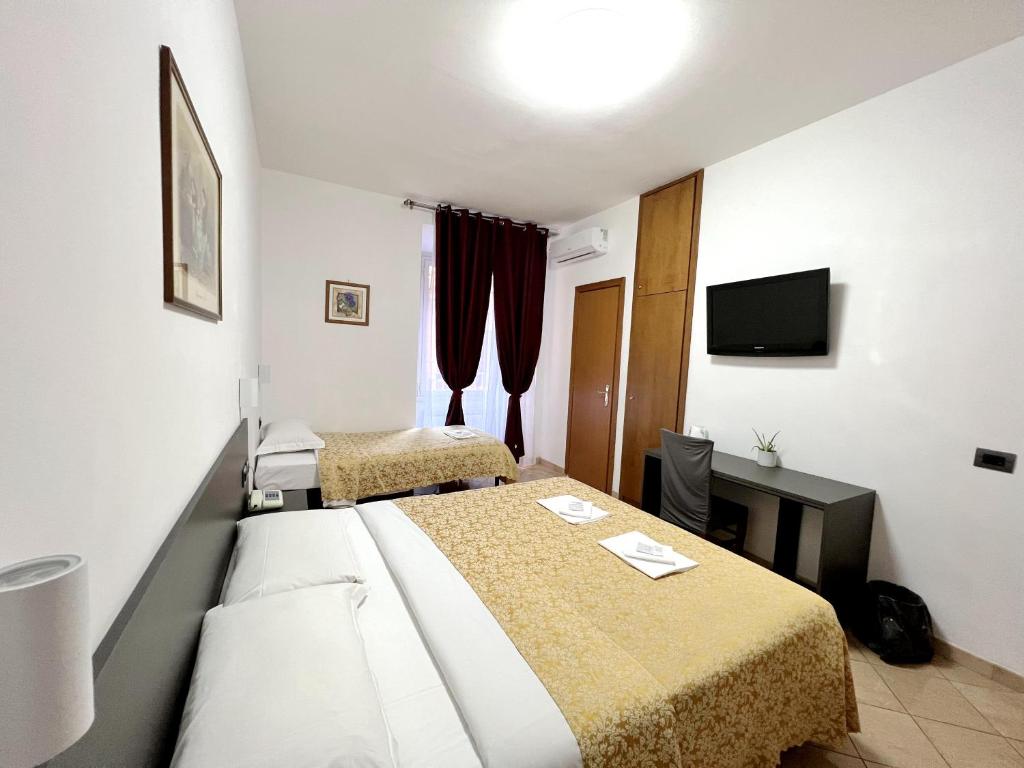 Postel nebo postele na pokoji v ubytování Hotel domus termini