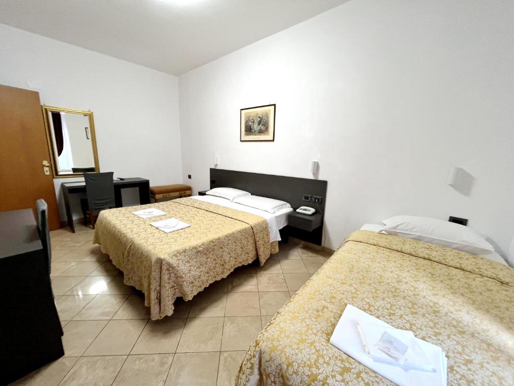 Postel nebo postele na pokoji v ubytování Hotel domus termini