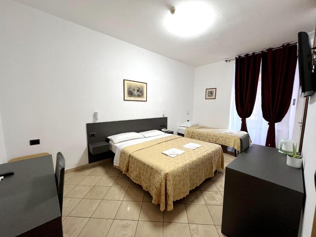 Postel nebo postele na pokoji v ubytování Hotel domus termini