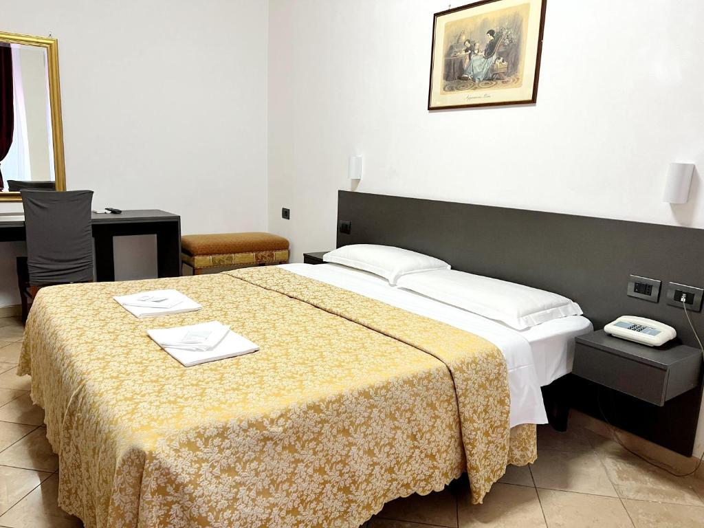 Postel nebo postele na pokoji v ubytování Hotel domus termini