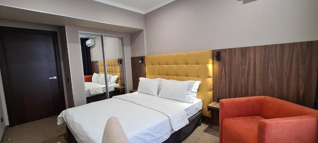 Postel nebo postele na pokoji v ubytování Bontiak Hotel