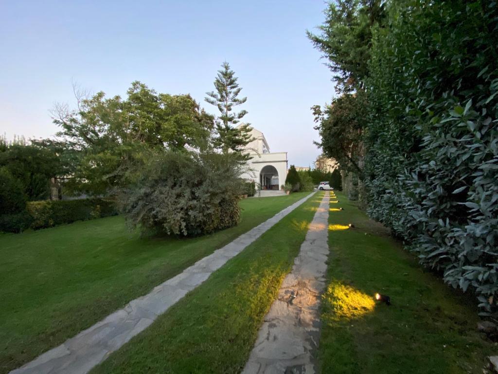 a driveway with a house in the background at Casa Cicala in Melito di Napoli