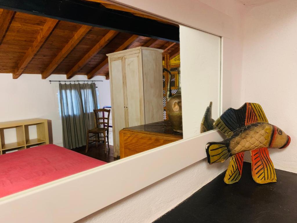 a bedroom with a turtle decoration on the wall at Dante Appartamento con giardino in Levanto