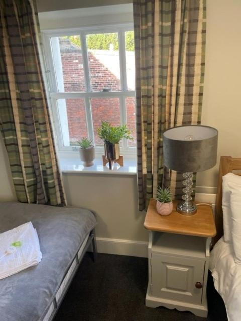 Home Farm rooms in the grounds of Wentworth Castle - 带有私人浴室的四倍房间