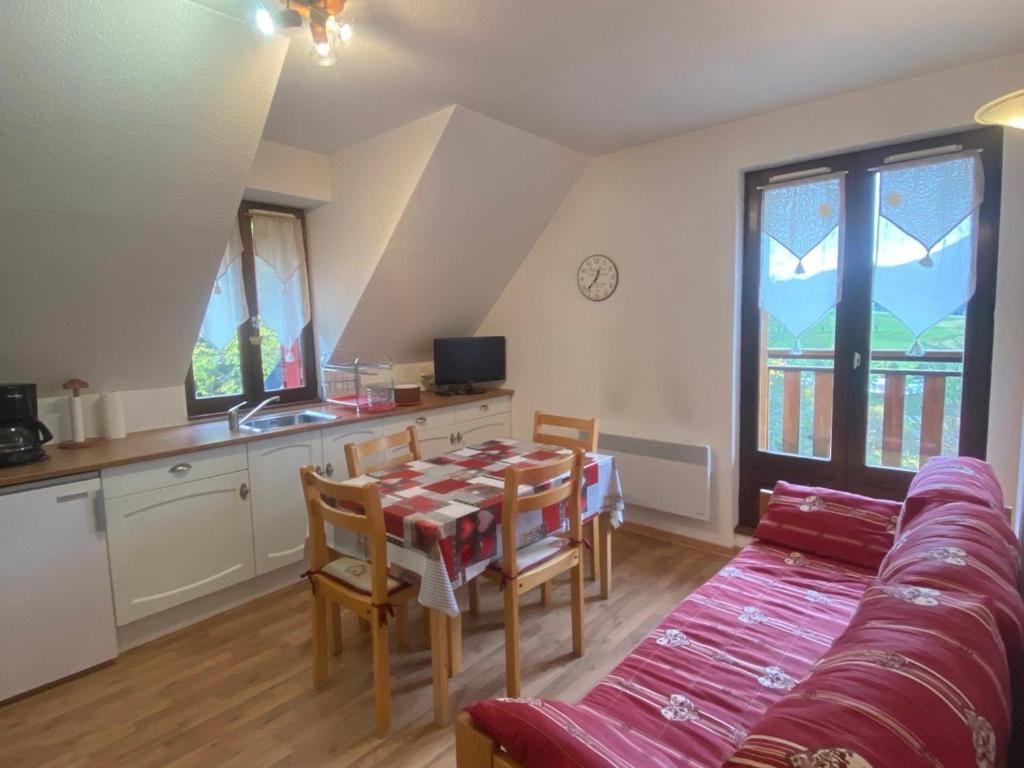 un salon avec une table et un canapé dans l'établissement Appartement 3 pièces avec balcon à Villard-de-Lans - FR-1-515-34, à Villard-de-Lans