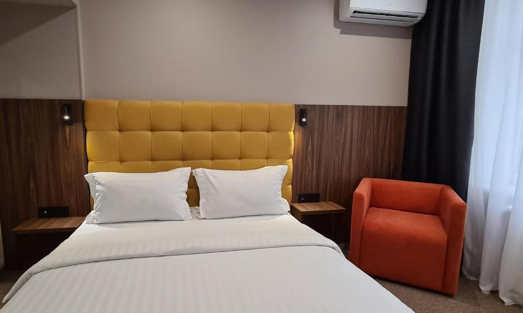 Postel nebo postele na pokoji v ubytování Bontiak Hotel