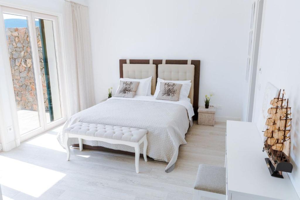 Кровать или кровати в номере Lustica Bay