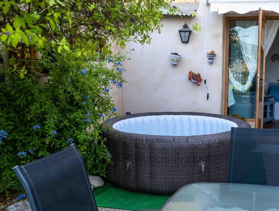 Casa rural con jacuzzi y chimenea - La Casa del Pino - Jacuzzi privado en la habitación en Blanca
