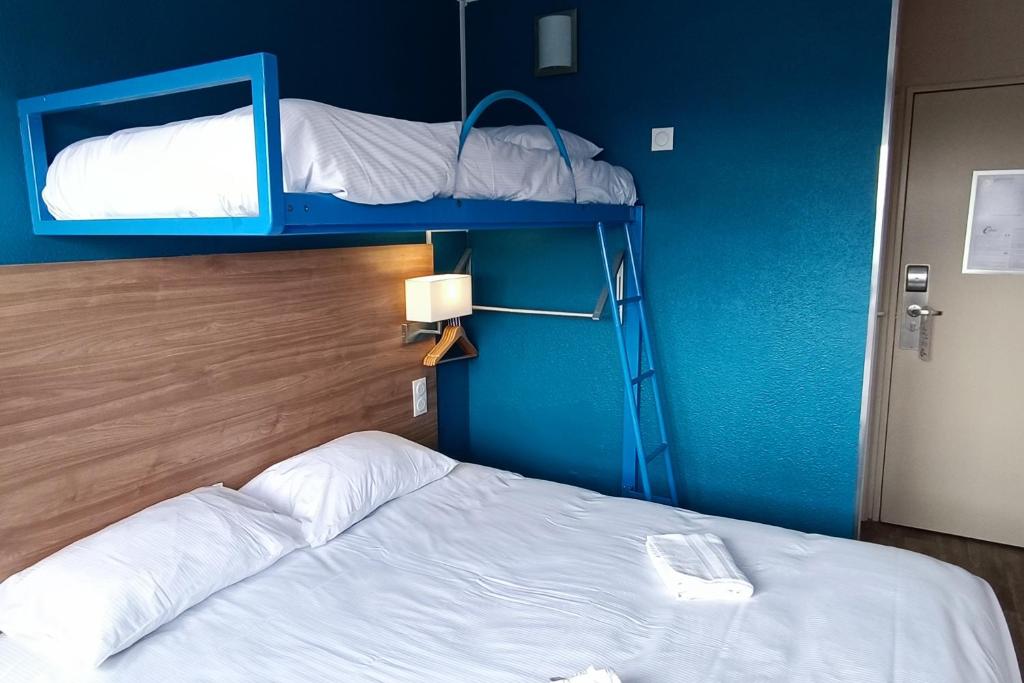 Postel nebo postele na pokoji v ubytování The Originals Access, Hôtel les Iris, Berck-sur-Mer