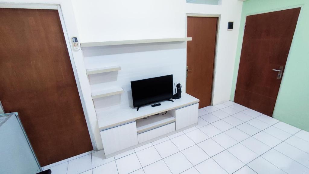 TV a/nebo společenská místnost v ubytování Lily Room at Apartment Cibubur Village