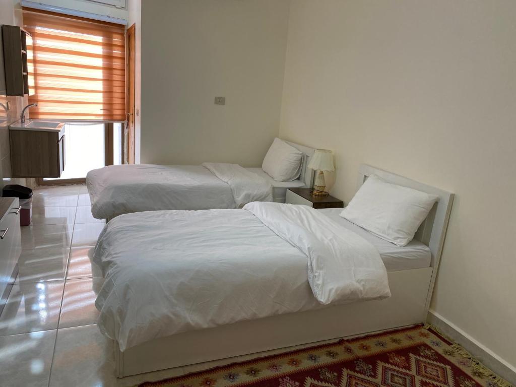 Postel nebo postele na pokoji v ubytování Rose city inn