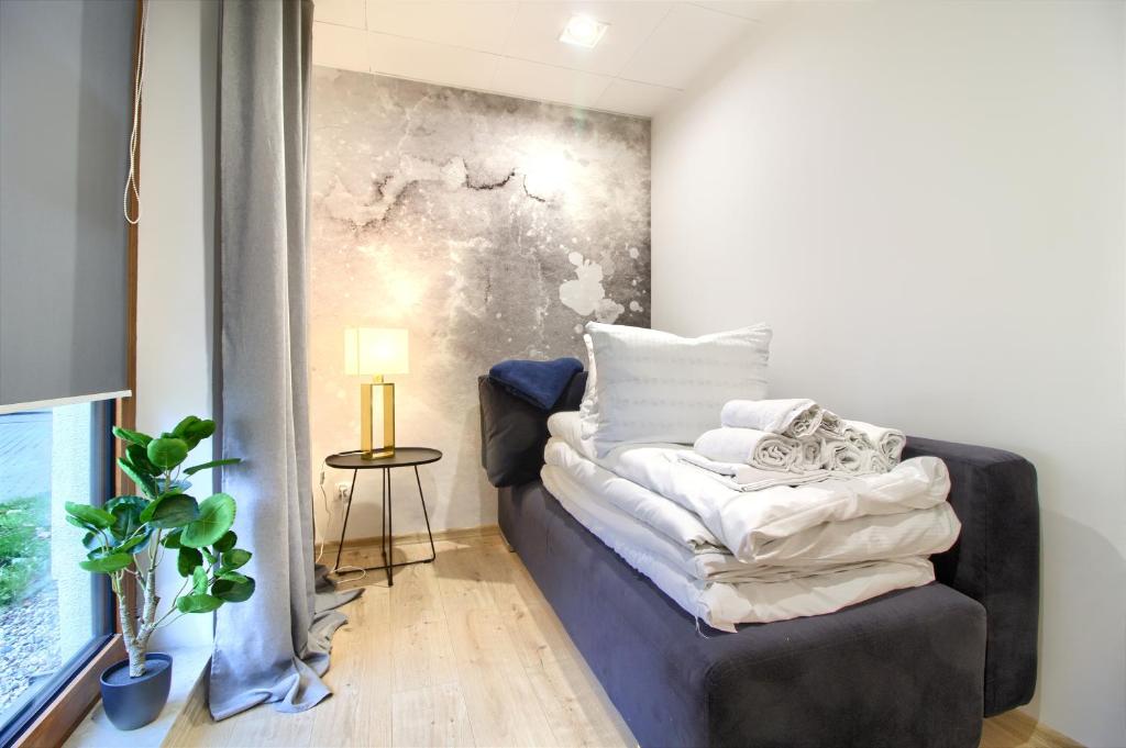 Giường trong phòng chung tại Apartamenty Wyspa Solna by Vacation Rental - basen, sauna, jacuzzi, siłownia w cenie