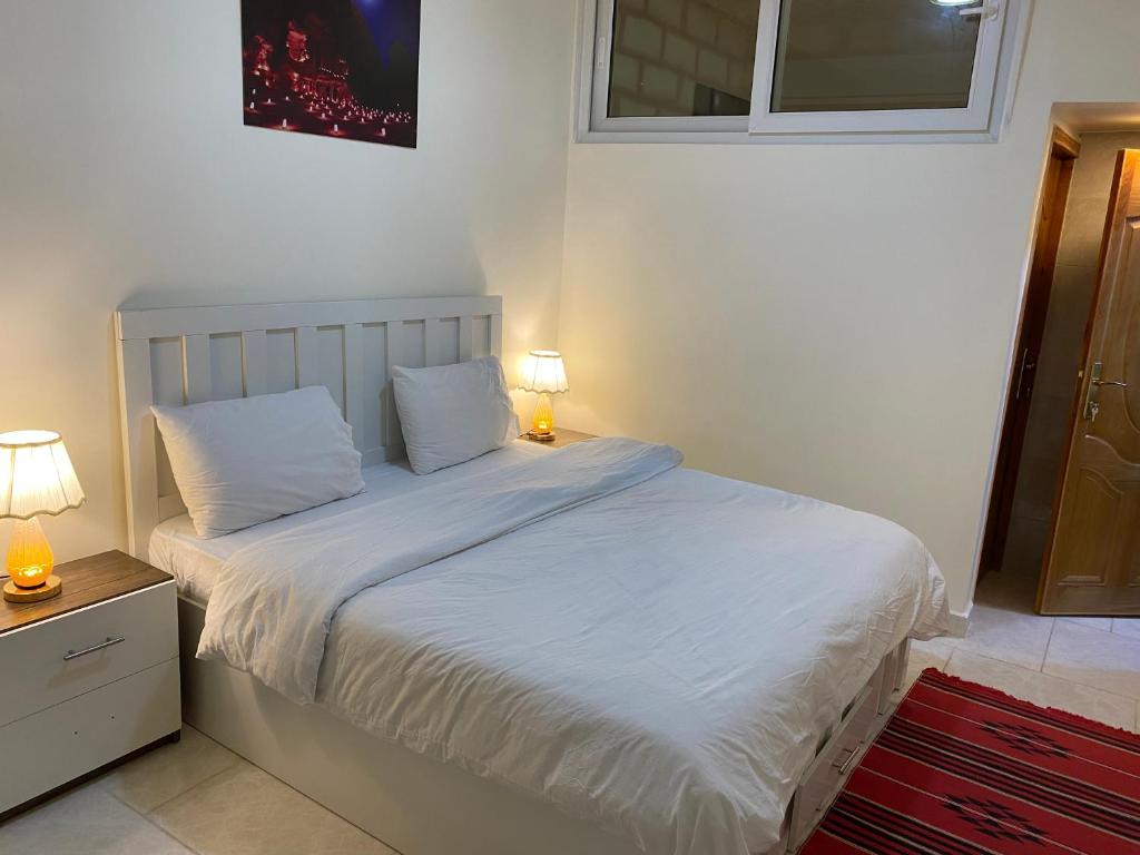 Postel nebo postele na pokoji v ubytování Rose city inn