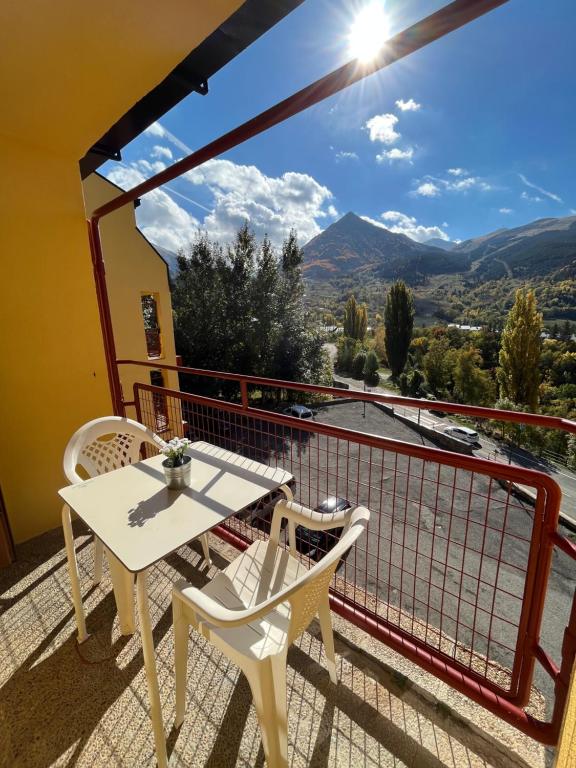 einen Balkon mit einem Tisch und Stühlen sowie Aussicht in der Unterkunft Apartamentos SNÖ Cerler in Aramón Cerler