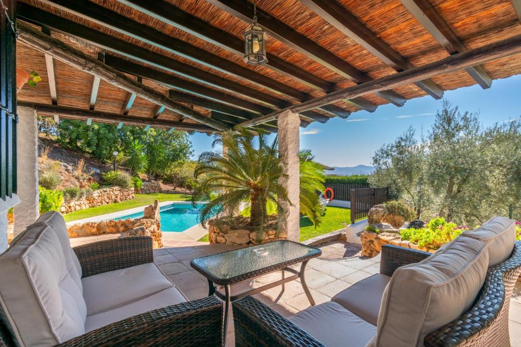 Posezení v ubytování El Chorro Villas Casa Buganvilla