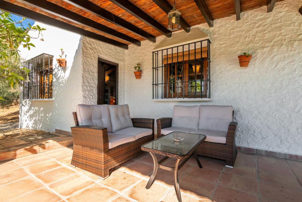 Posezení v ubytování El Chorro Villas Casa Buganvilla