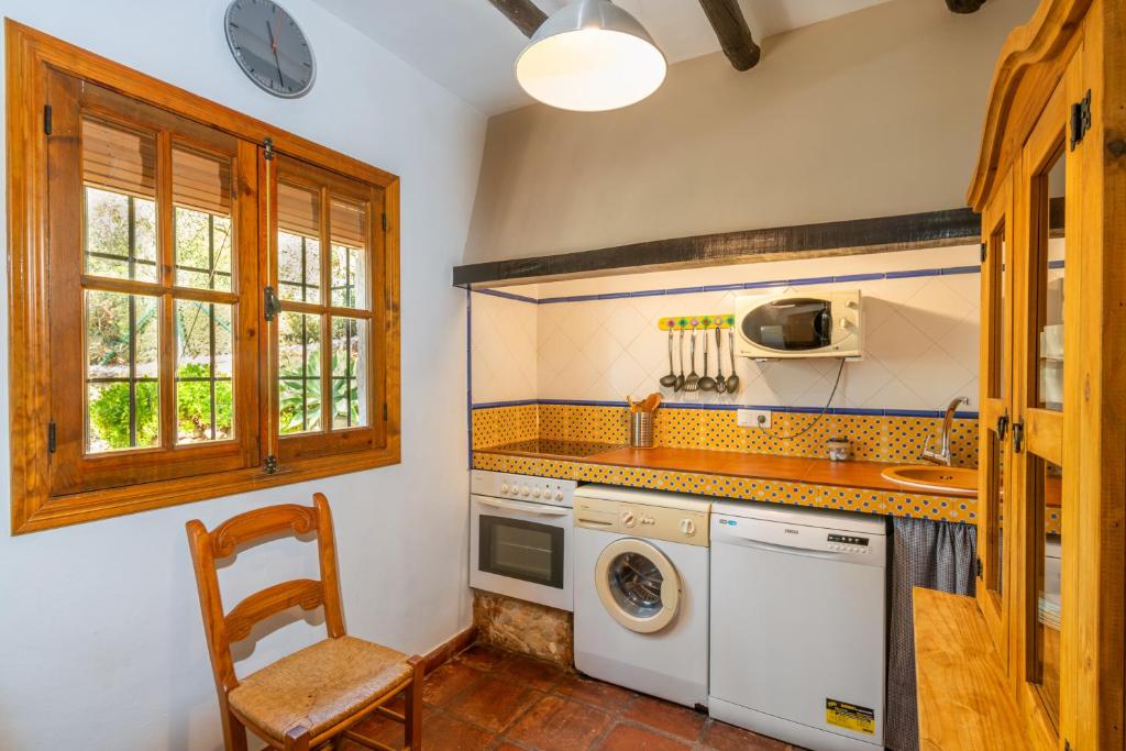 Kuchyň nebo kuchyňský kout v ubytování El Chorro Villas Casa Buganvilla